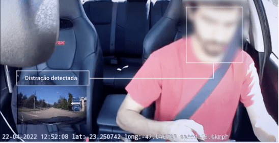 A Cobli Cam alertando o motorista distraído com o celular.