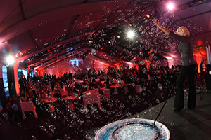 Silvia Gaffurini con le sue magiche bolle luminose