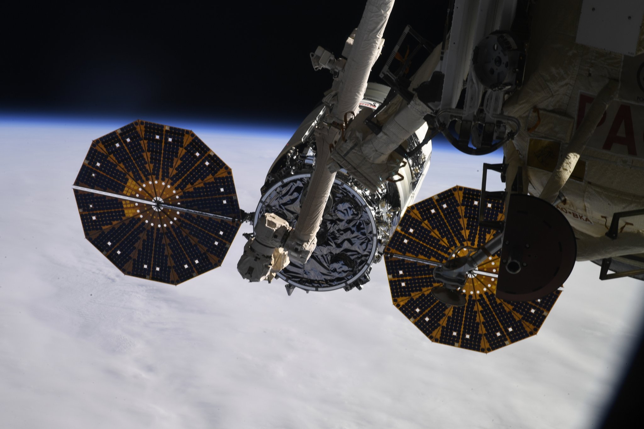 Imaginea 1: Capsula Cygnus NG-13, în timpul operațiunilor de capturare cu brațul robotic Canadarm-2 al Stației Spațiale Internațională (Sursa: Oleg Skripochka/Roscosmos)