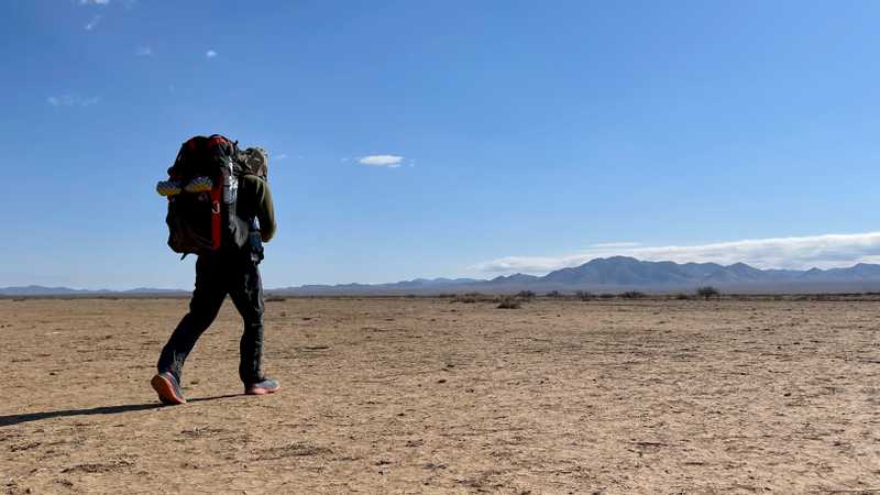 Zigzag walks across flat desert