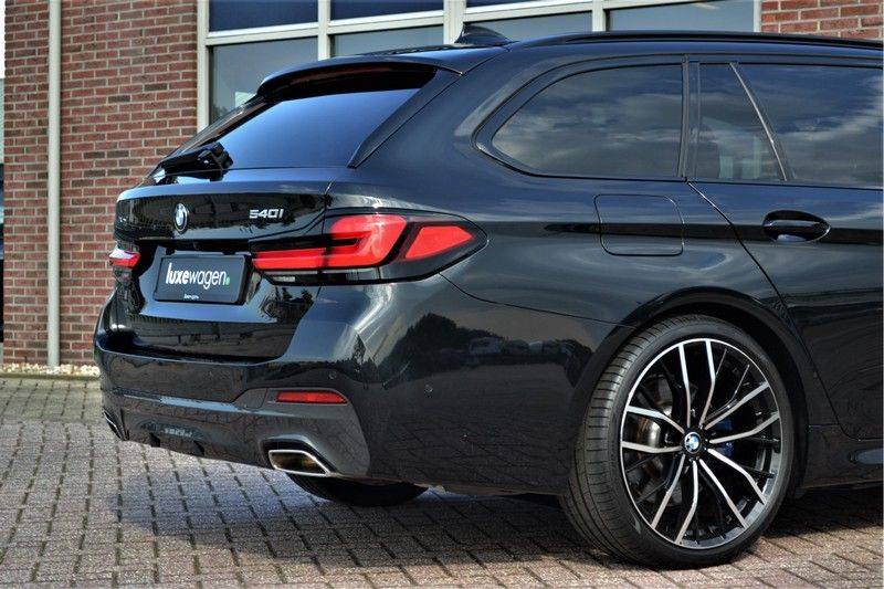 BMW 5 Serie Touring 540i xDrive 333pk M-Sport Pano Laser Comfort LiveCp DA+ HUD 20inch afbeelding 19