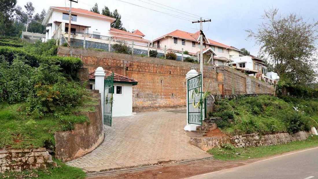 Entrance of Hillsdale from the Coonoor-Kotagiri Road