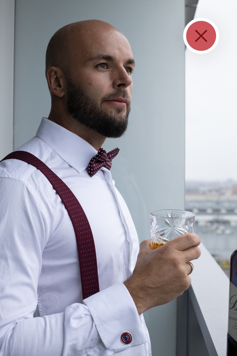 Zdjęcia ślubne Poznań - pan młody ze szklanką whisky na balkonie - zdjęcie przed obróbką