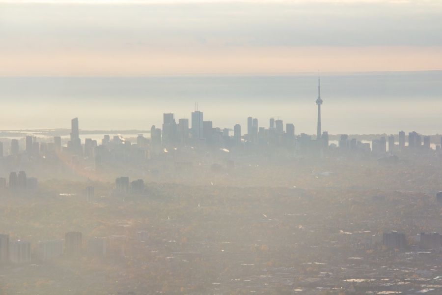 Toronto dans la brume vu d'un avion