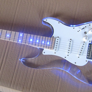 Riproduzione in scala 1:1 di una chitarra ornamentale in plexiglas