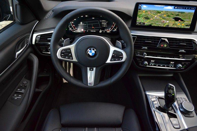 BMW 5 Serie Touring 540i xDrive 333pk M-Sport Pano Laser Comfort LiveCp DA+ HUD 20inch afbeelding 9