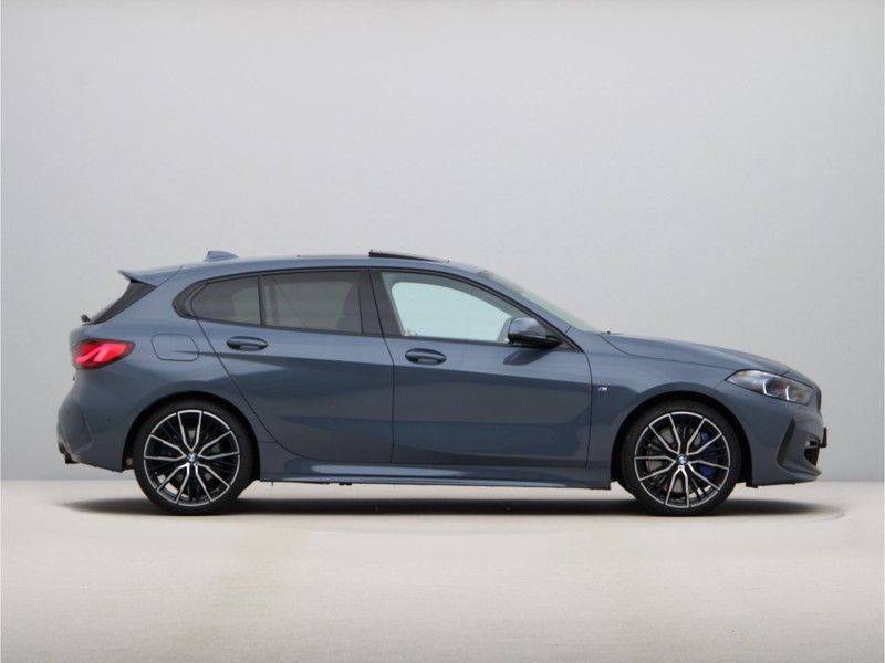 BMW 1 Serie 120i High Exe M-Sport Aut. afbeelding 8