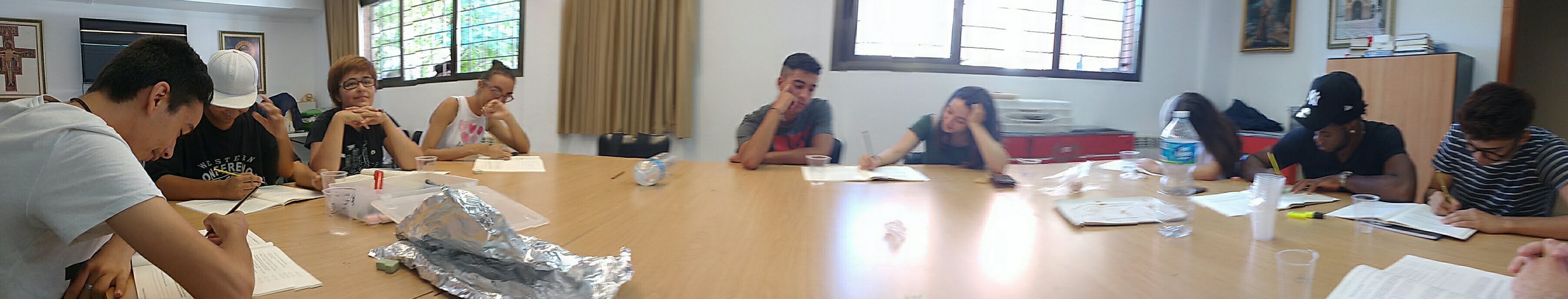 Un grup de joves inicia una trobada d'oracions oberta a tothom