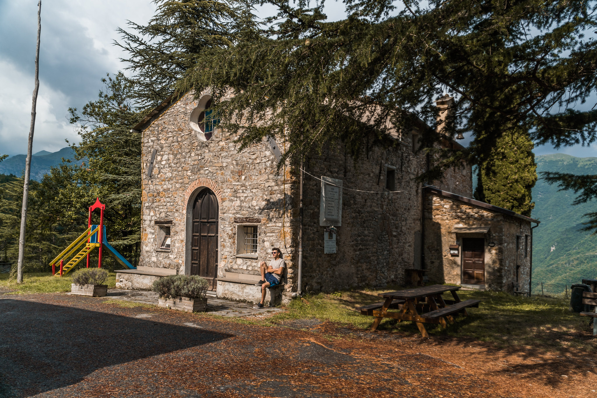 io in panciolle davanti alla chiesa parrocchiale di San Faüstin e Santa Giovita