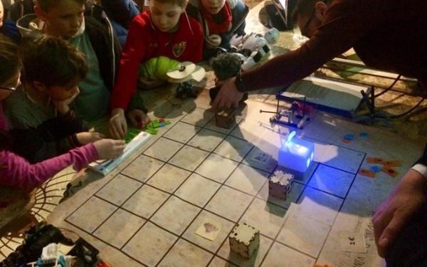 Mojobot- The Worldâs First Tangible Coding Robot and Board Game