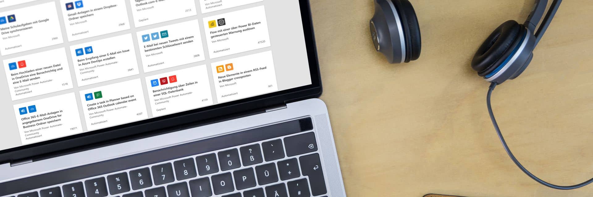 Laptop mit Power Automate Laptop mit Power Automate, Smartphone und Kopfhörern