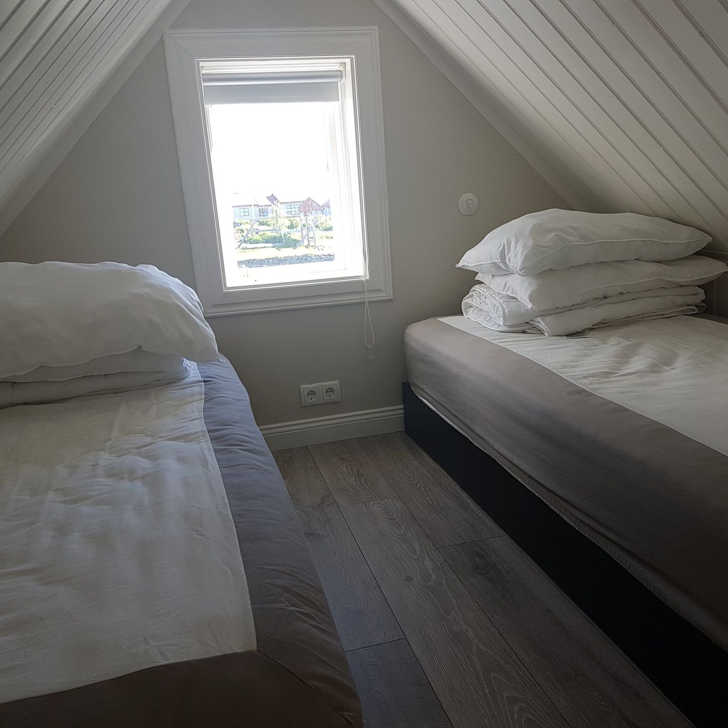 Schlafzimmer mit zwei Einzelbetten im Dachgeschoss