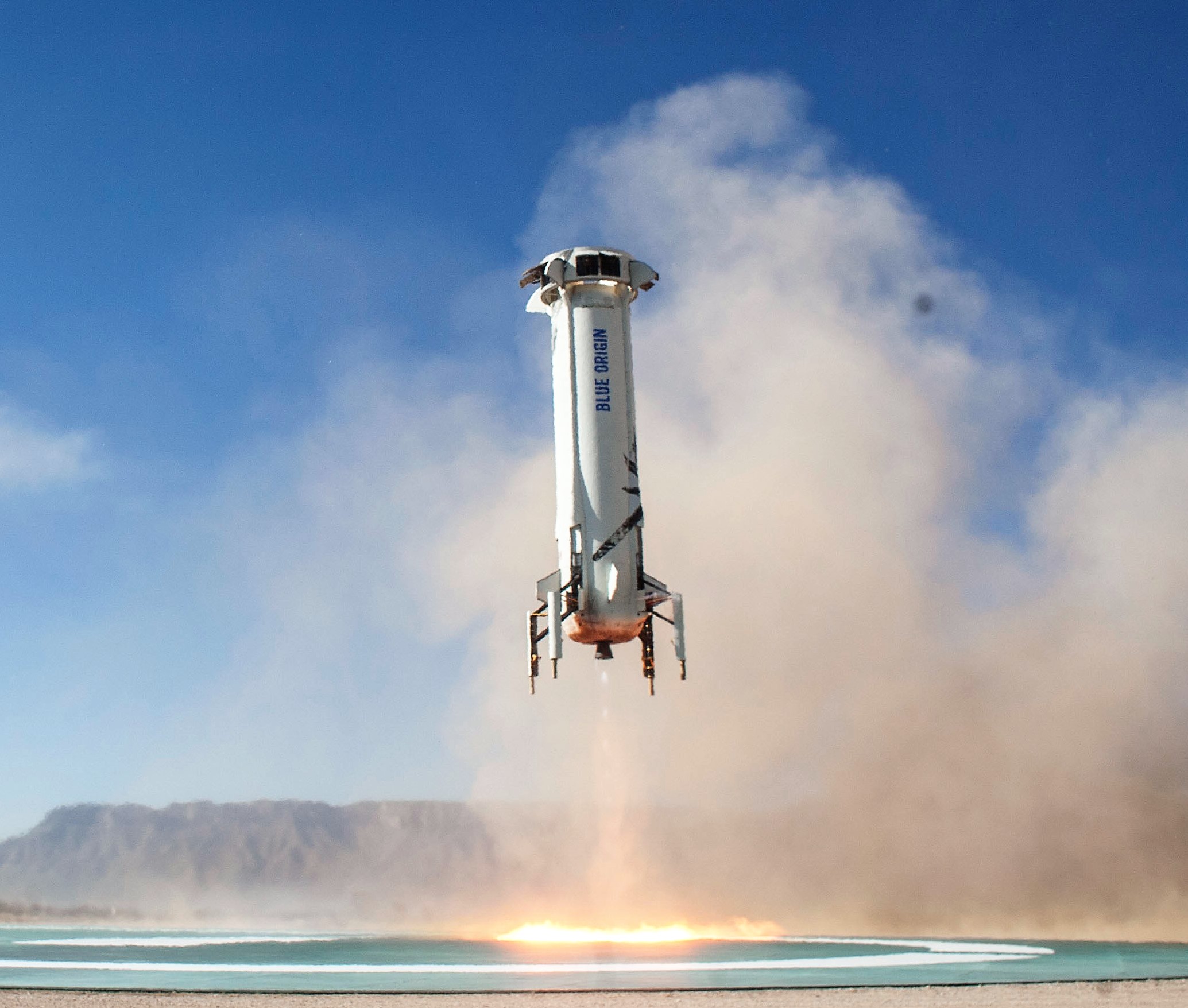 Imaginea 2: Capsula reutilizabilă New Shepard, la finalul unei misiuni suborbitale, revenind la sol (Sursa foto: Blue Origin.)