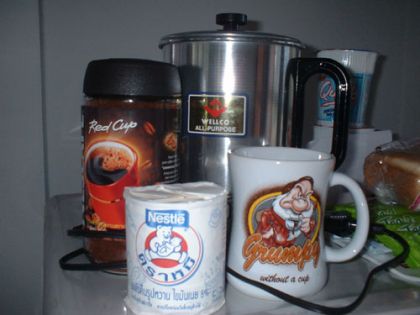 Mit Kaffee! Ich zog also gestern (zugegebenerma?en überhastet, denn eigentlich wollte ich die gro?e Doku fotographieren, verga? aber den Photoapparat) gemütlich tuckernd nach Teskoland und kaufte was mein Herz begehrte. Kaffee, Sahne, einen optimierten Becher und einen Wasserkocher. Was braucht man mehr. Heute morgen dann erwachte ich und weihte eilig alles ein. Bis auf die Sahne, die dummerweise gesüsst ist (kein Vergleich zu "unserer" sü?en Sahne), war es ein voller Erfolg. Meine gute Laune lässt sich heute durch nichts trüben.
PS: Man beachte das überaus gelungene Marken-Logo der Milch ;)