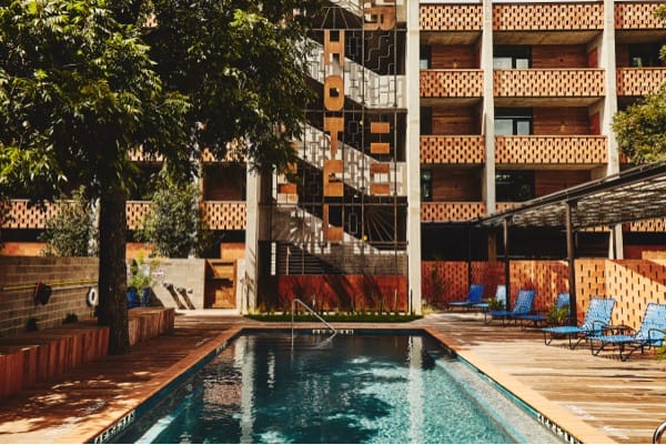 The pool of the Carpenter Hotel
