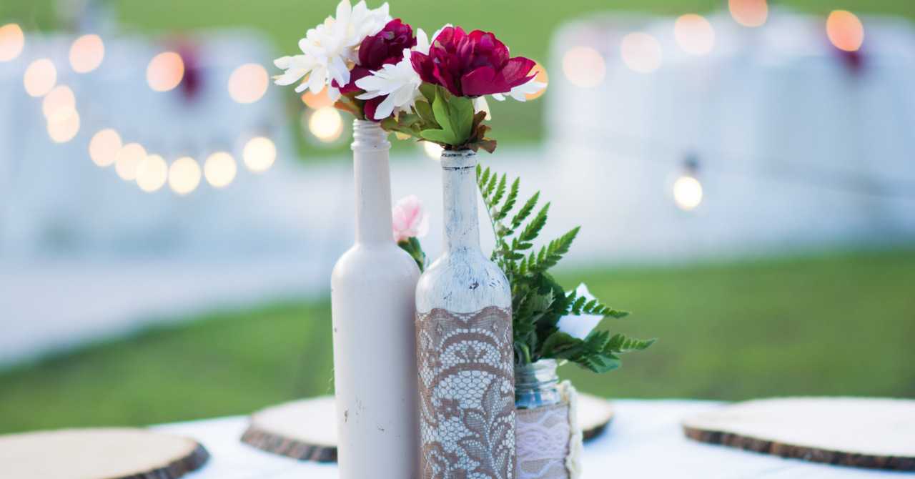 So einfach lassen sich Blumenvasen zur Hochzeit selber machen.