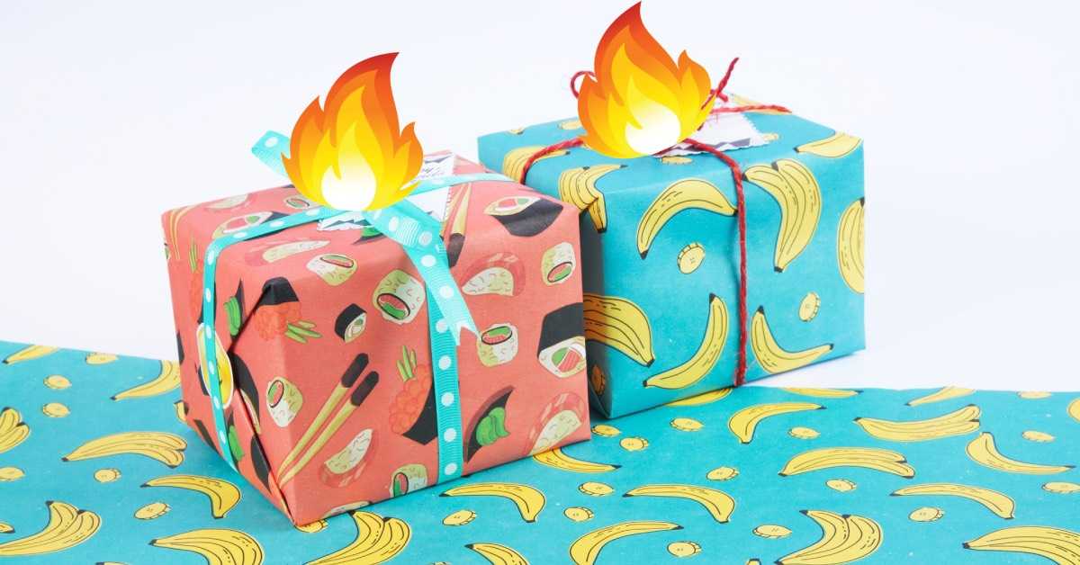 Zwei verpackte Geschenke, darauf sind Flammen-Emojis zu sehen