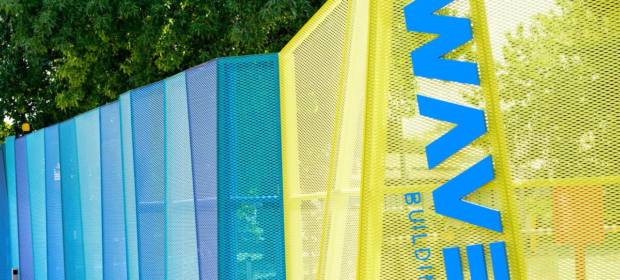 Cancellate colorate e insegna Wave Building