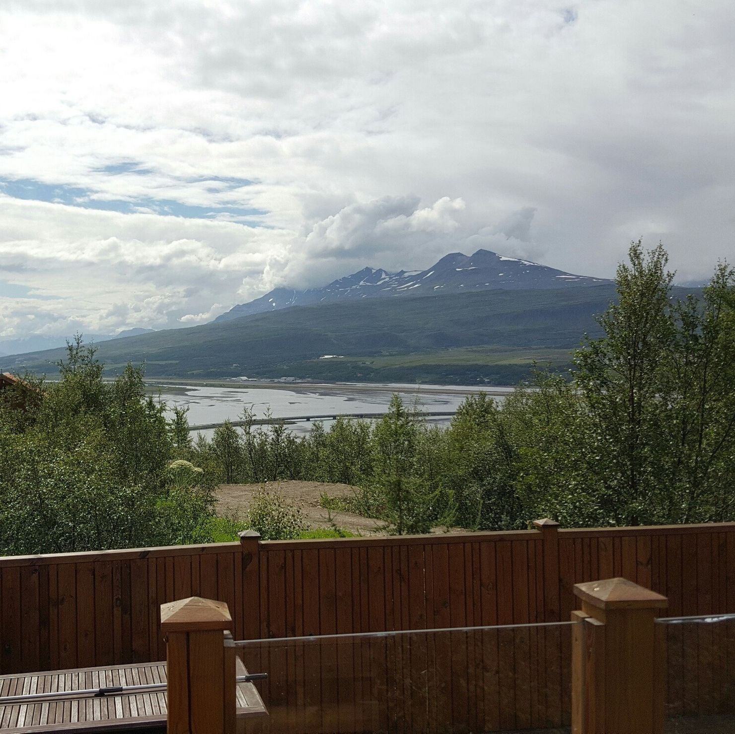 Blick von der Terrasse auf den Eyjafjörður