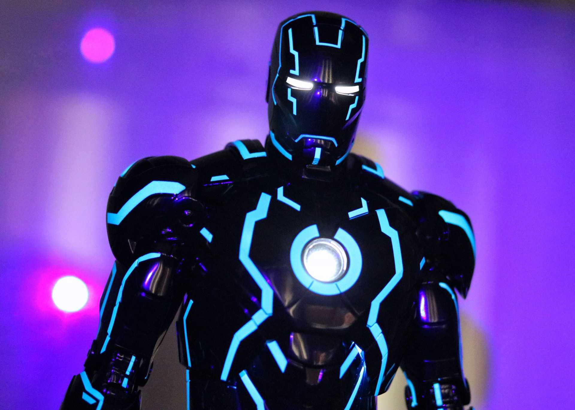 Hot Toys Neon Tech Iron Man Mark 4