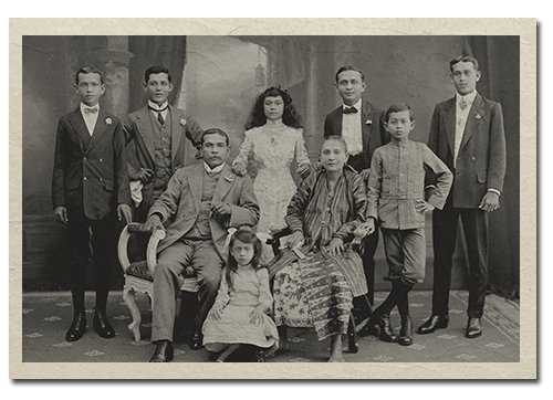 Eurasian family, 1910s