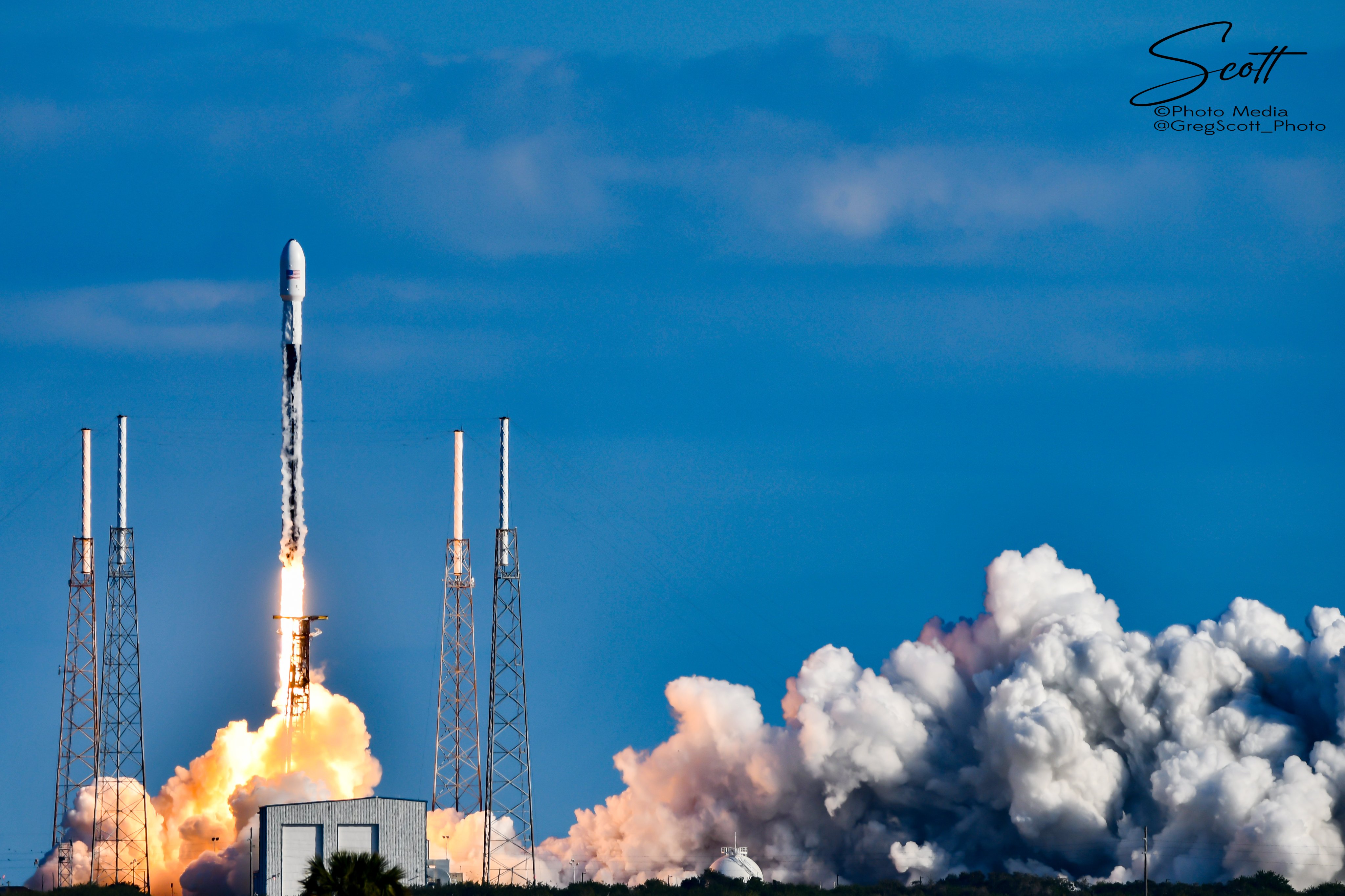 Imaginea 1: Racheta Falcon 9 (cu treapta primară B1051), lansând al 4-lea grup de sateliti Starlink. (sursa foto: Greg Scott)