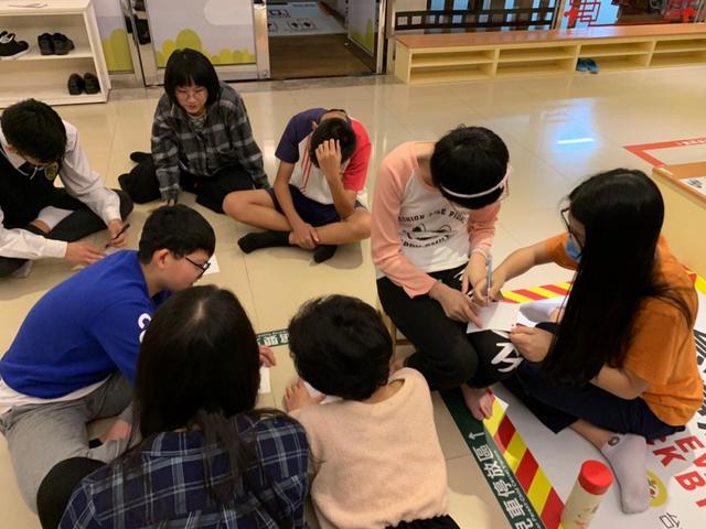 小組裡討論彼此的鑽石。