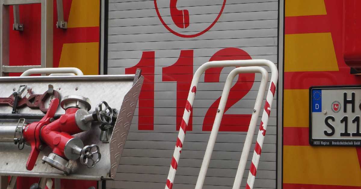 Nahaufnahme von einem Feuerwehrauto, groß zu lesen ist die Telefonnummer 112