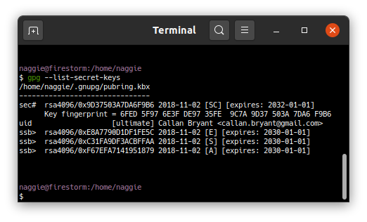 The resulting key topology loaded into GnuPG2. Note the > which indicates the private key is on the yubikey. The keys also have ultimate trust.