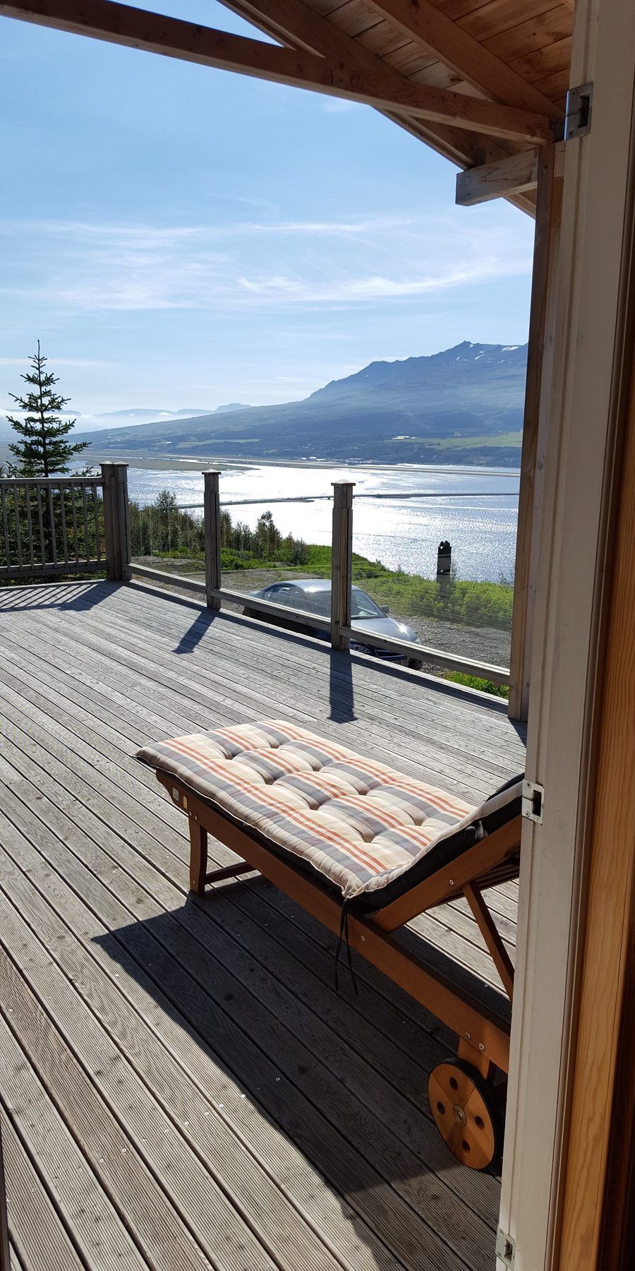 Die große Terrasse mit dem beeindruckenden Blick auf den Eyjafjörður lädt zum Sonnenbaden und Entspannen ein
