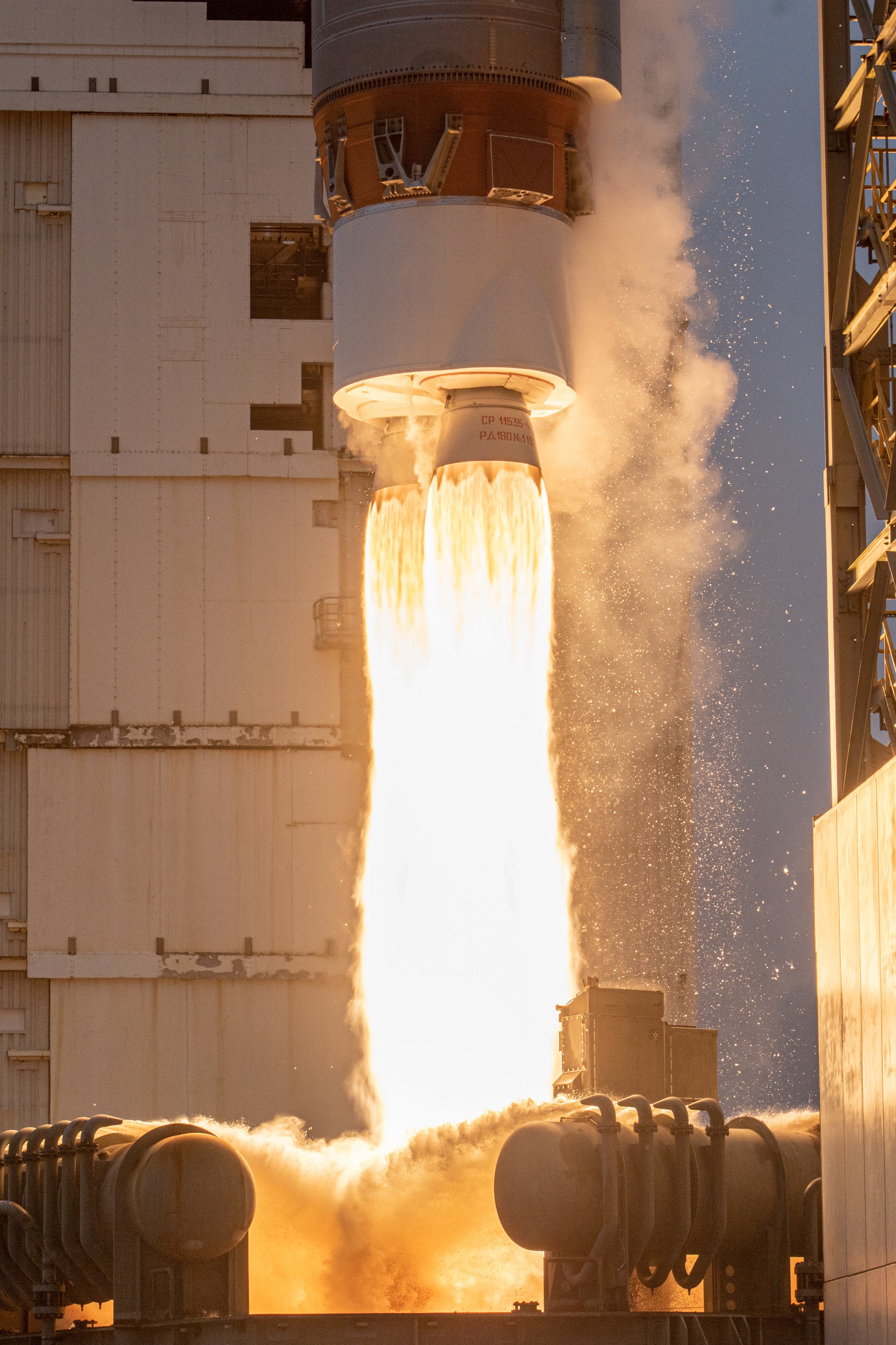 Imaginea 1: Motorul RD-180 al rachetei Atlas V, în timpul lansării satelitului Landsat-9. Sursa: United Launch Alliance.