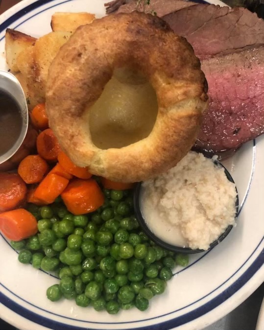 Picture of roast, with yorkshire pudding, peas and carrots