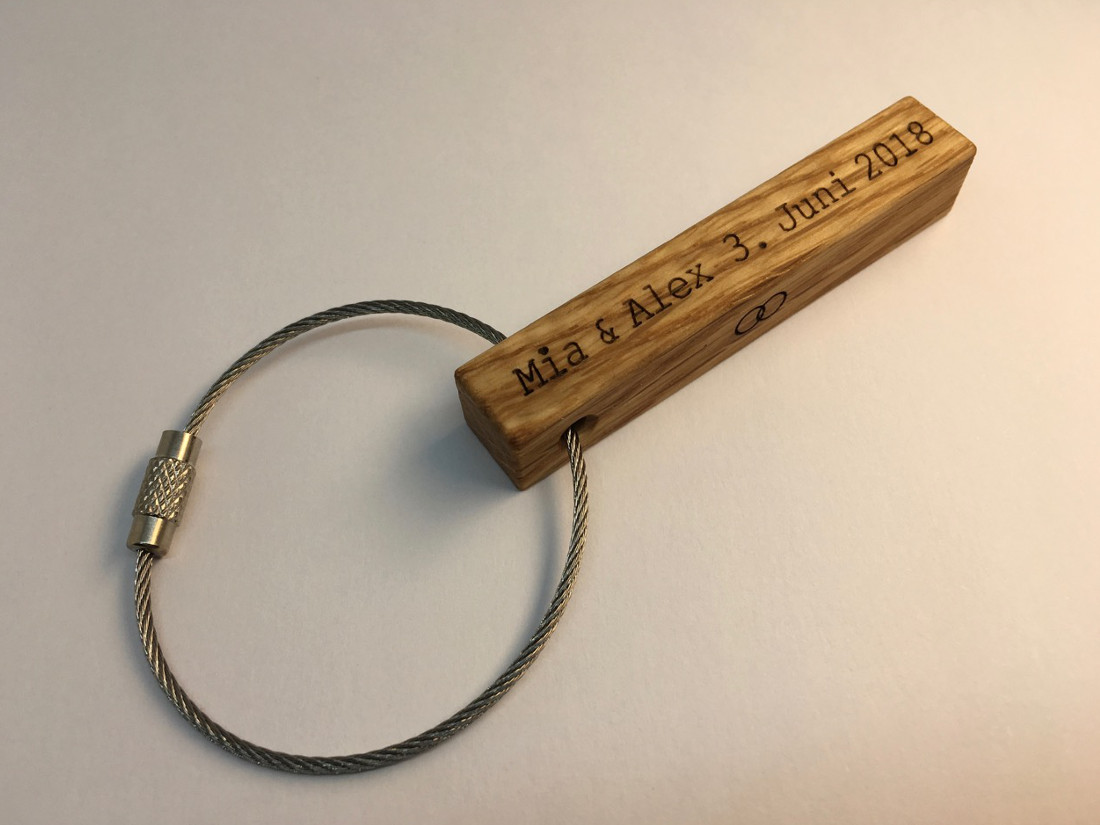 Ein persönlicher Schlüsselanhänger ist eine bleibende Erinnerung an einen ganz besonderen Tag.