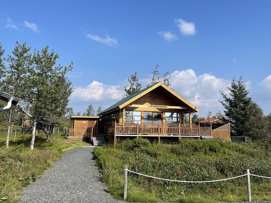Das Ferienhaus Álftarstekkur besitzt eine einladende Holz-Terrasse