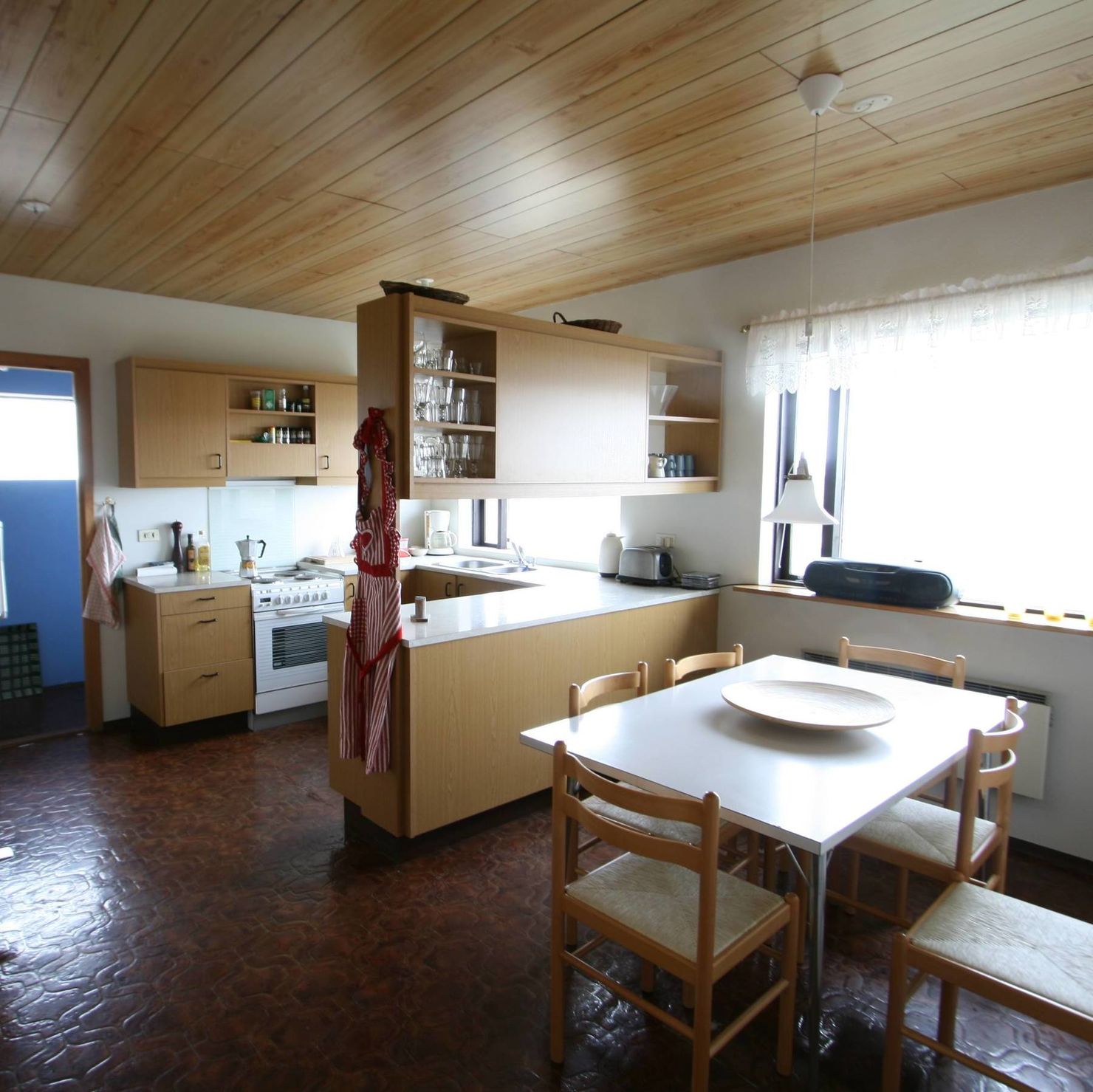 Die Küche des Ferienhauses mit Esstisch für bis zu 6 Personen
