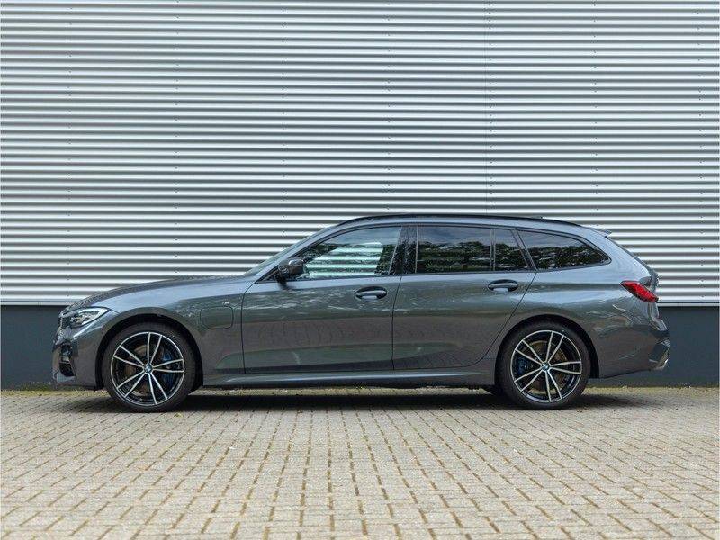 BMW 3 Serie Touring 330e xDrive M-Sport - Panorama - Active Cruise - Harman Kardon - Camera afbeelding 7