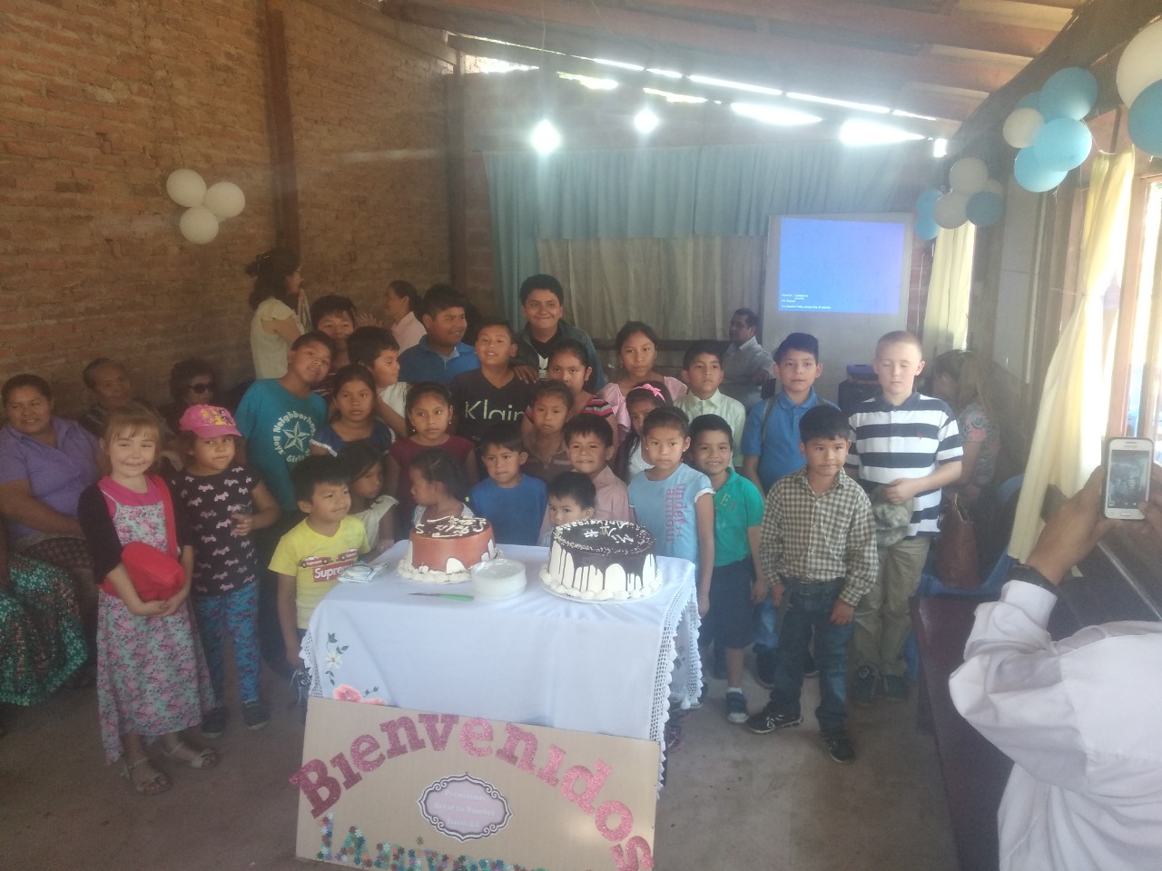 Los niños reunidos en el primer aniversario de la Iglesia
