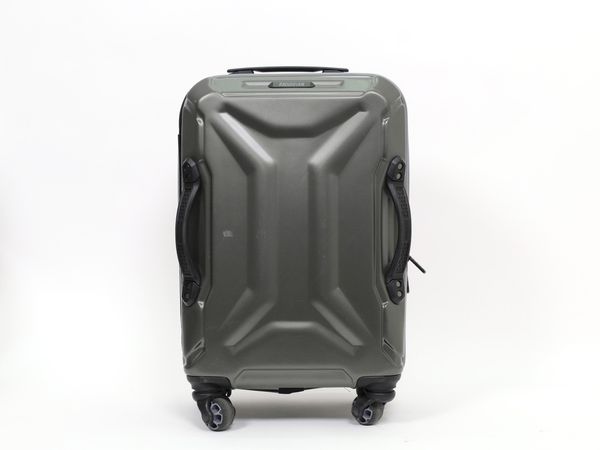 Geschlossener American Tourister-Koffer vom Flughafen 