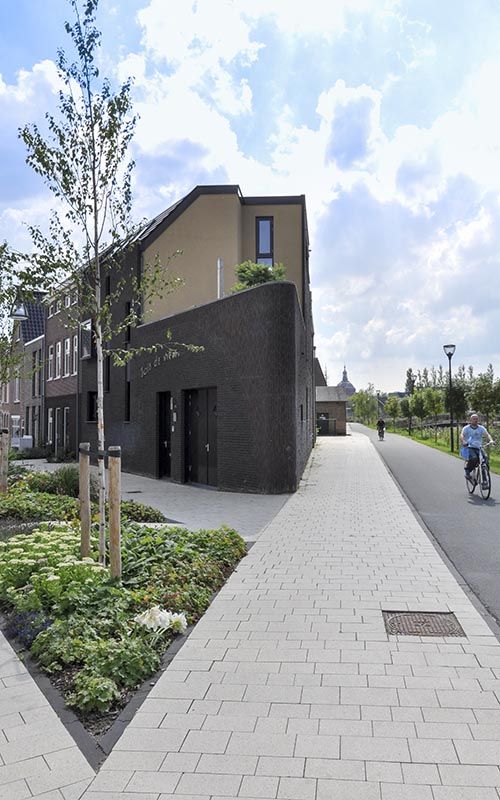 oh my god twitter doesn’t include alt text from images in their API