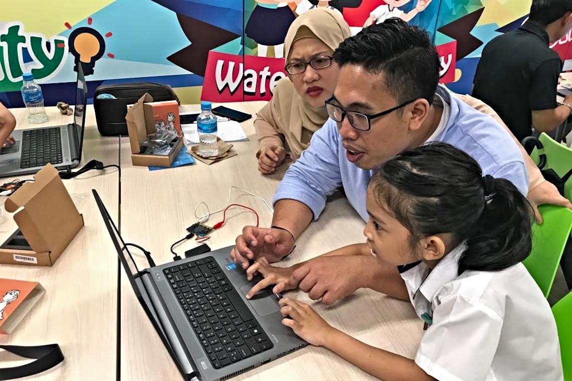students-team-up-with-their-parents-to-code-at-waterway-primary-school
