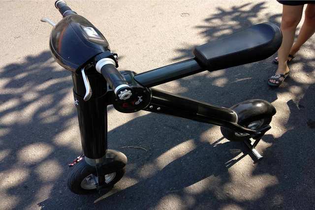ET Foldable Scooter - Charge it, un-fold it and ride smarter.