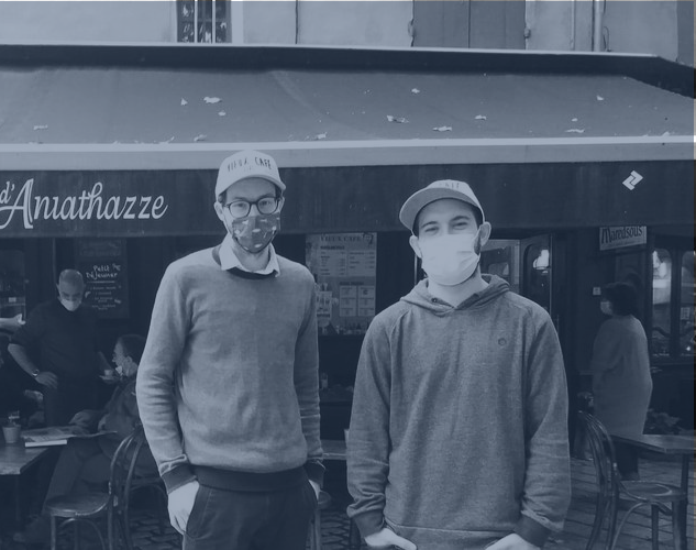 Photo des deux gérants du vieux café