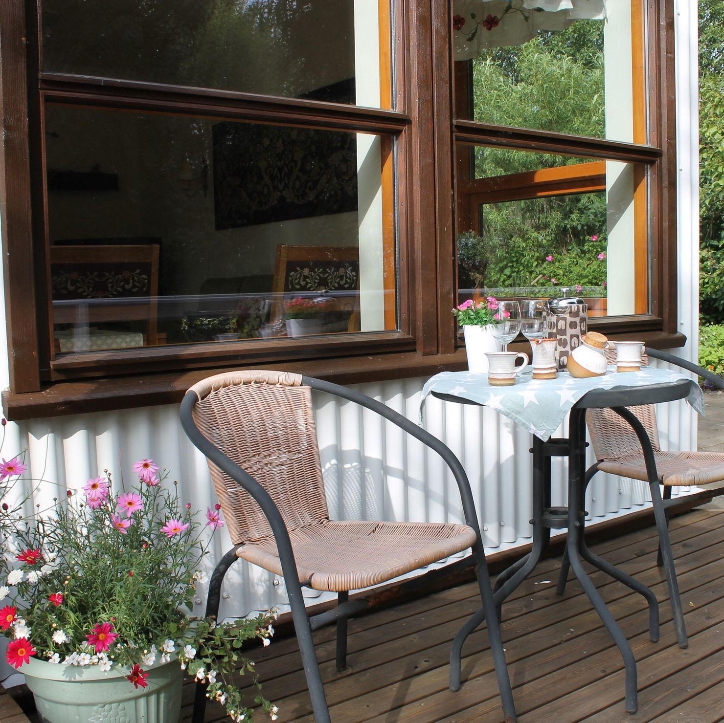 Gartenstühle und Tisch auf der Terrasse