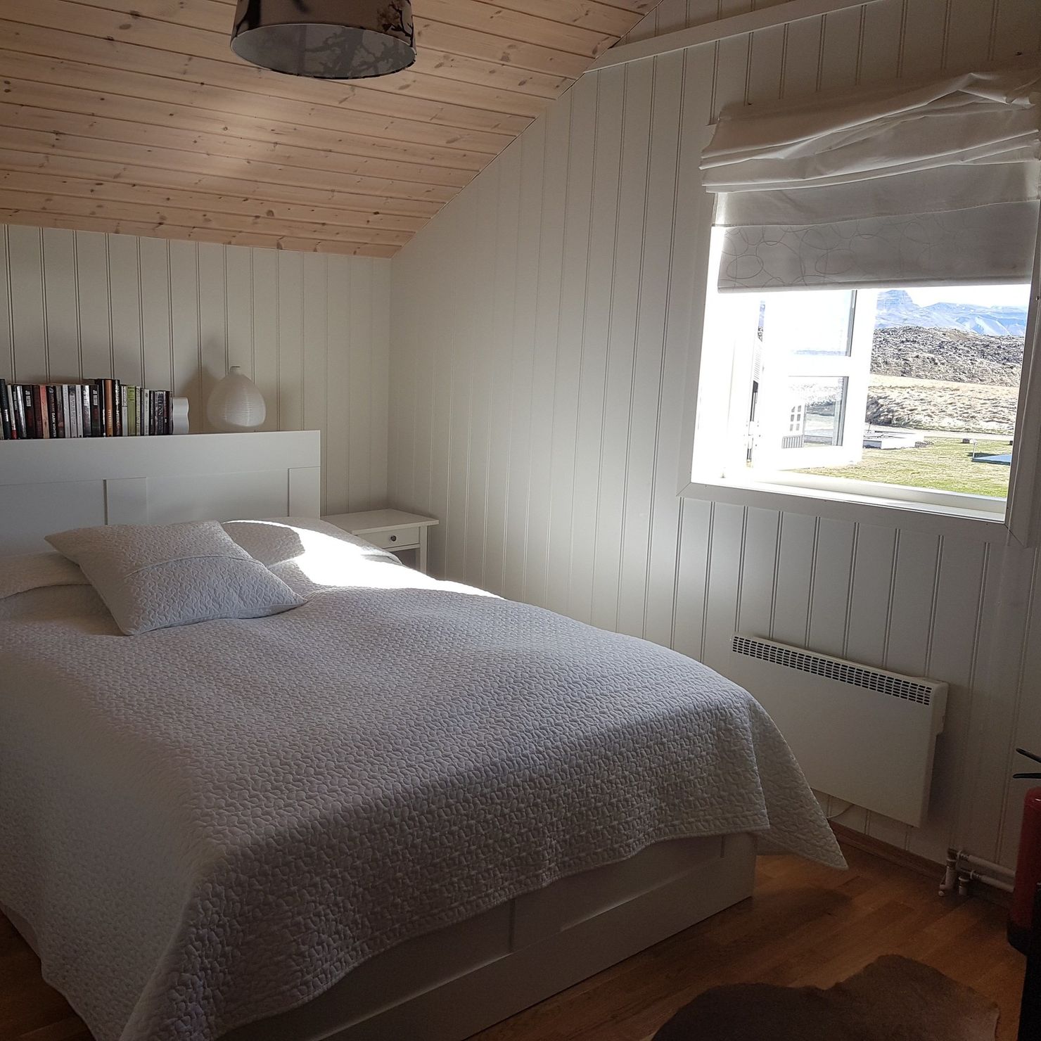 Schön eingerichtetes Schlafzimmer im Erdgeschoss mit Doppelbett und Fenster