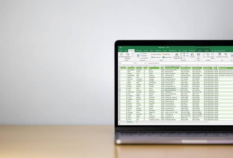 Laptop mit Excel-Tabelle Excel-Tabelle mit QR-Code, welcher zur easy data solution Website führt