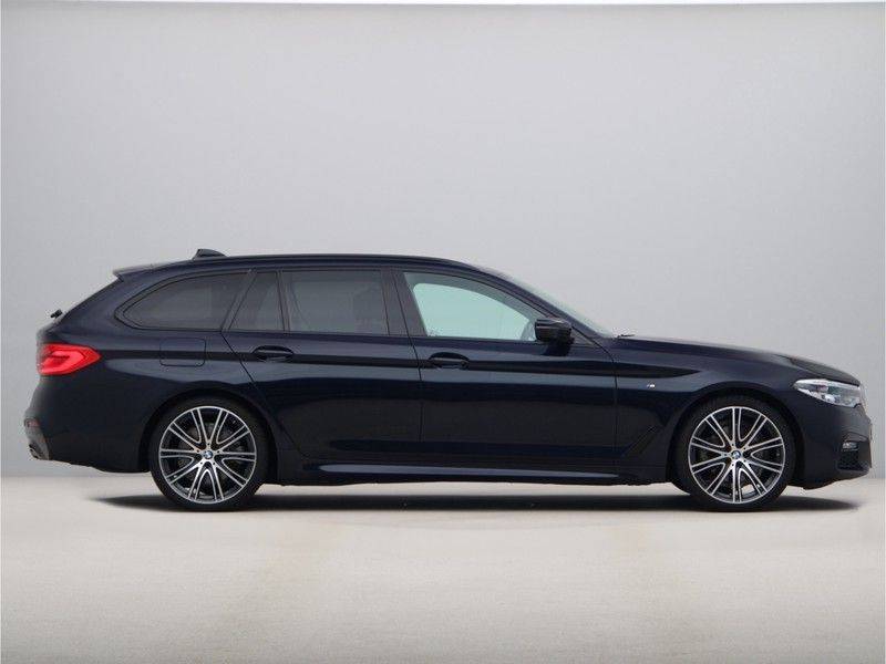 BMW 5 Serie 520i Touring High Exe M-Sport afbeelding 8