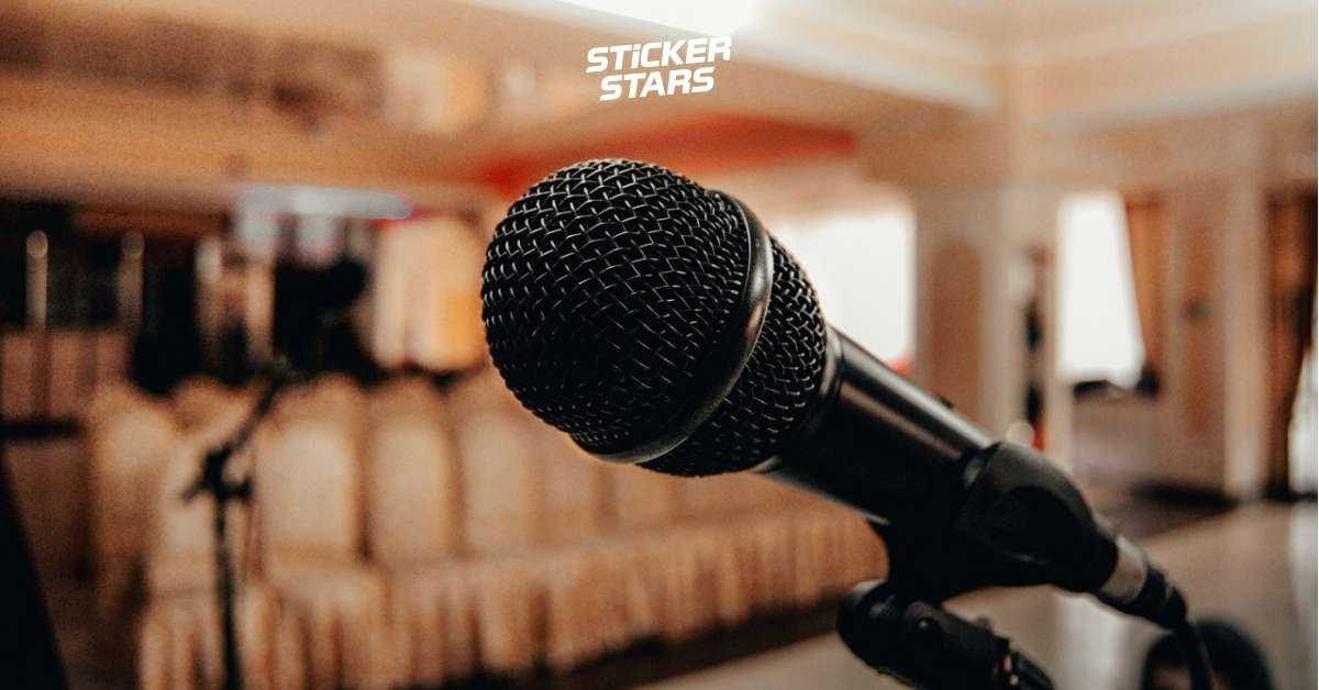 Ein Mikrofon in einem leeren Raum kurz vor einem Vereinsjubiläum