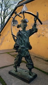 Edgar Viies, Estonia. ”Does Miracles” 1995. Bronze, 30x33x58 Edgar Viies, Estonia. ”Does Miracles” 1995. Bronze, 30x33x58