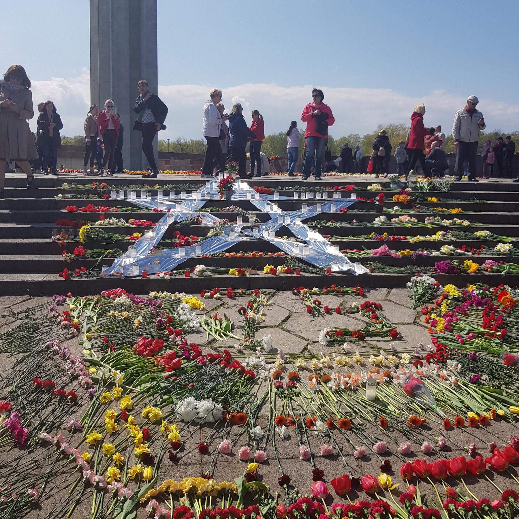 Несмотря на рекомендацию властей не выходить 9 мая к Памятнику Освободителям, люди буквально усыпали площадь перед памятником цветами. Фото: Елена Смехова