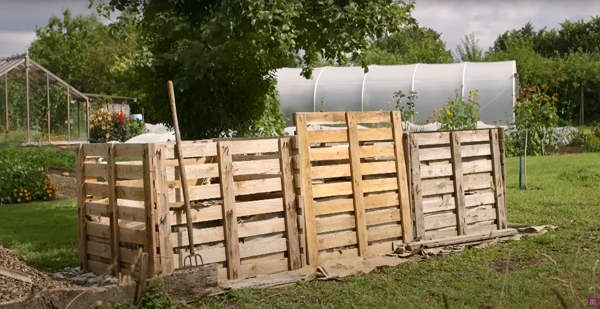 Compost heaps made of wood pallets
